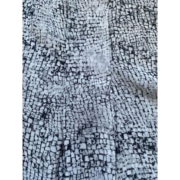Vince Camuto XS grey and white sleeveless snakeskin blouse - Picture 7 of 10